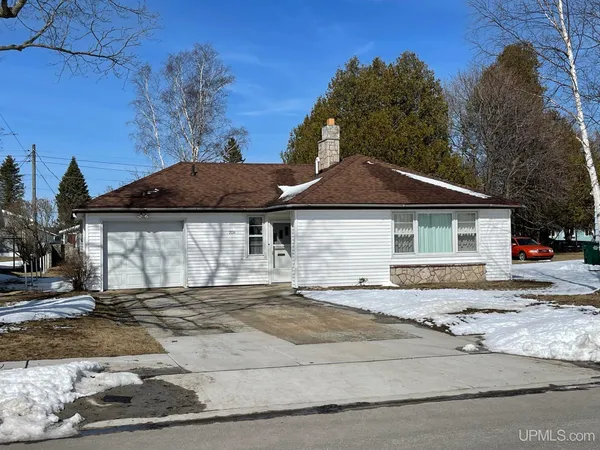 $137,000 | 706 Oak Street, Manistique, MI 49854