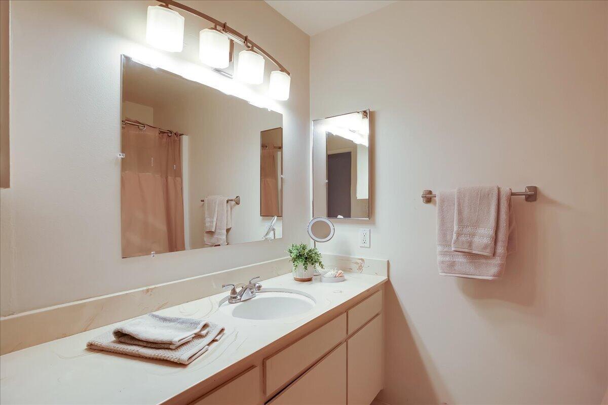 47 Dearborn Place, Unit 26 Goleta, CA 93117 - Photo 12 of 17 Bathroom