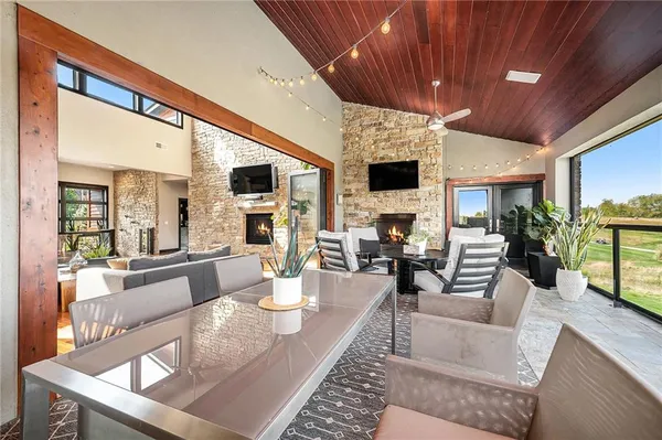 $1,700,000 | 10258 North Kansas Avenue, Kansas City, MO 64155