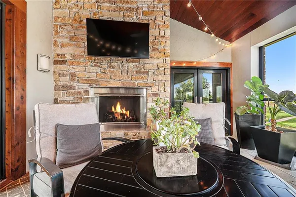 $1,700,000 | 10258 North Kansas Avenue, Kansas City, MO 64155