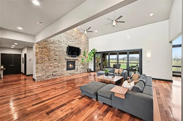 $1,700,000 | 10258 North Kansas Avenue, Kansas City, MO 64155