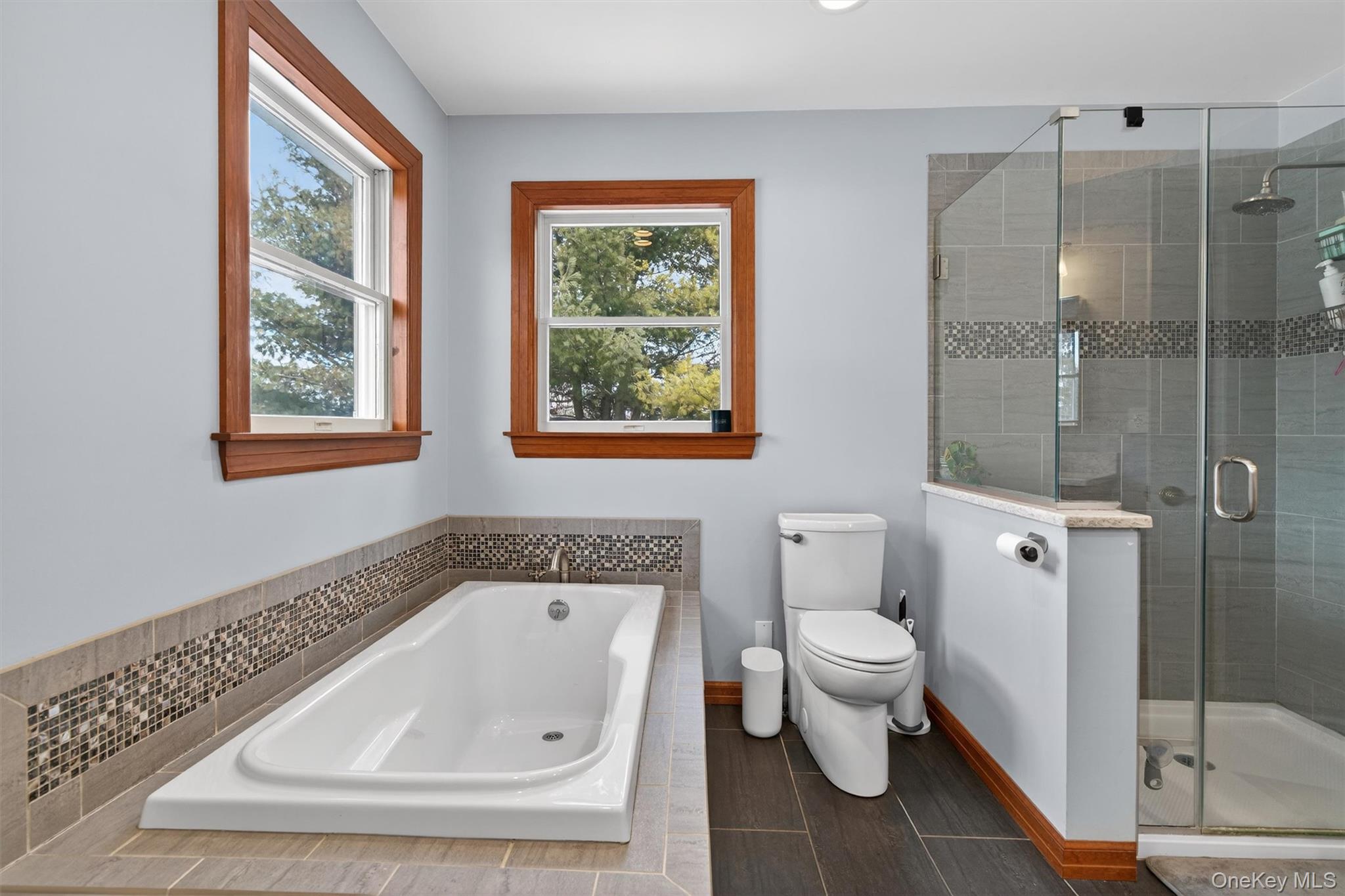 72 Coppergate Lane Warwick, NY 10990 - Photo 24 of 50 a bathroom with a tub and toilet