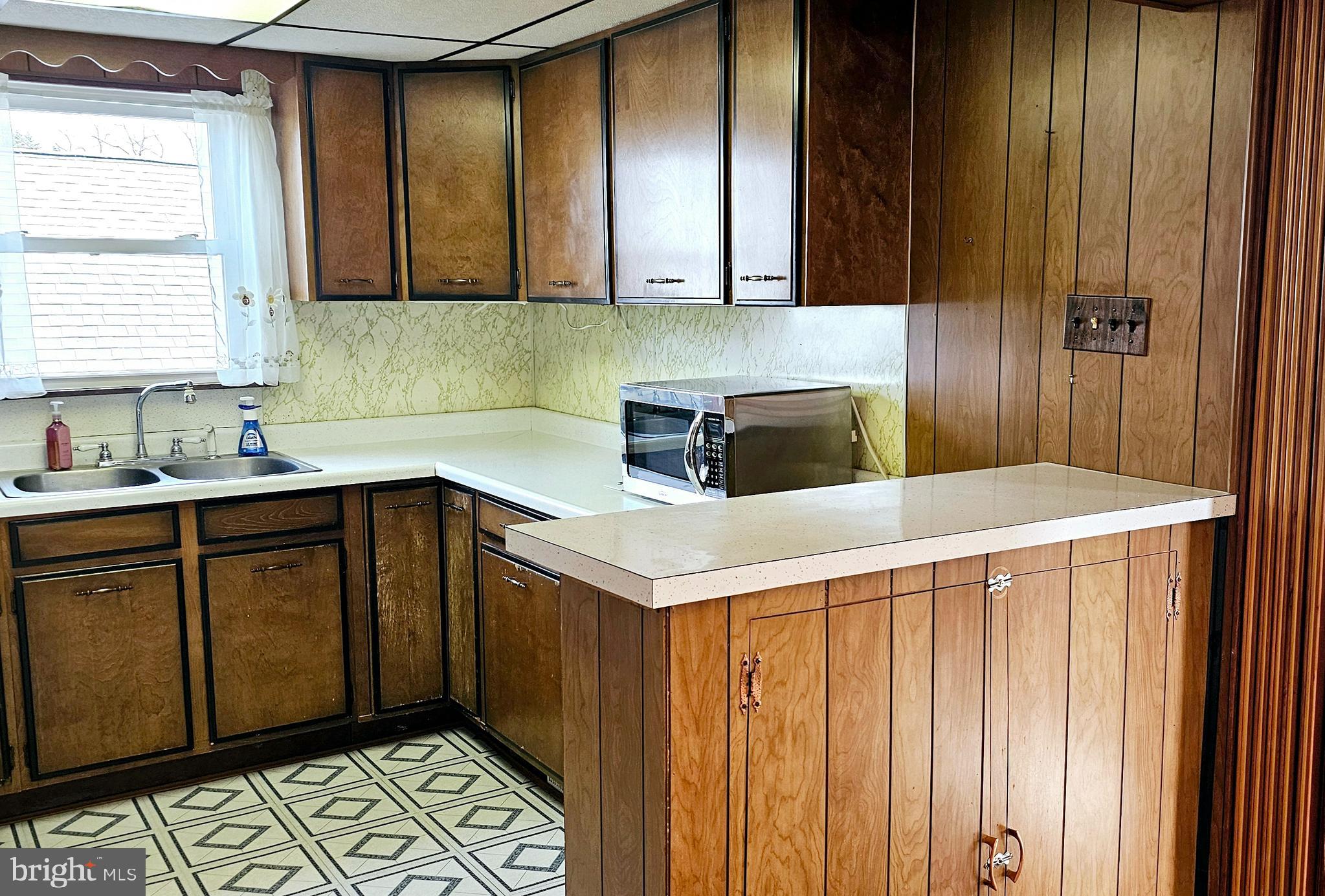 1515 Ridge Avenue Reading, PA 19607 - Photo 5 of 21 Cheery kitchen