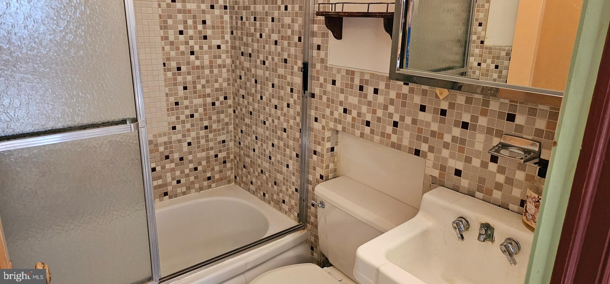 1515 Ridge Avenue Reading, PA 19607 - Photo 8 of 21 Full bath on main level