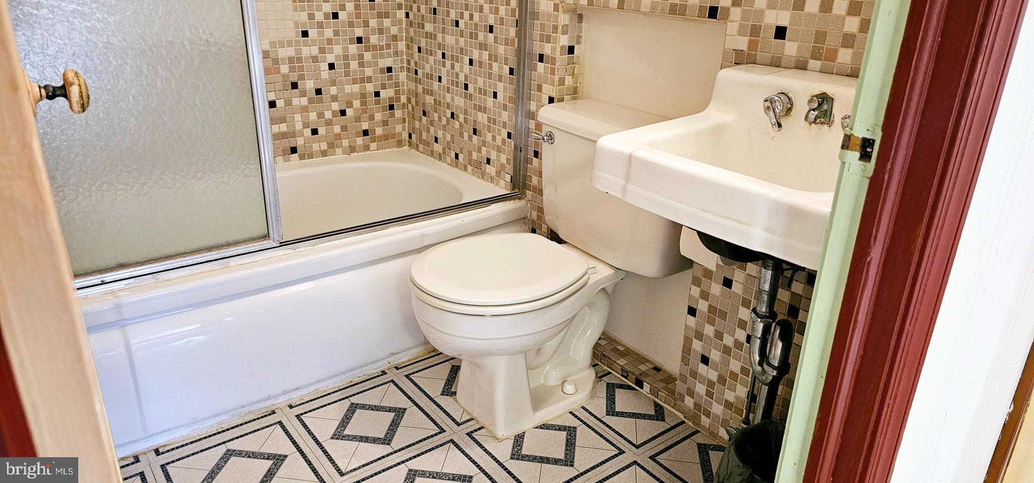 1515 Ridge Avenue Reading, PA 19607 - Photo 9 of 21 Tub/shower