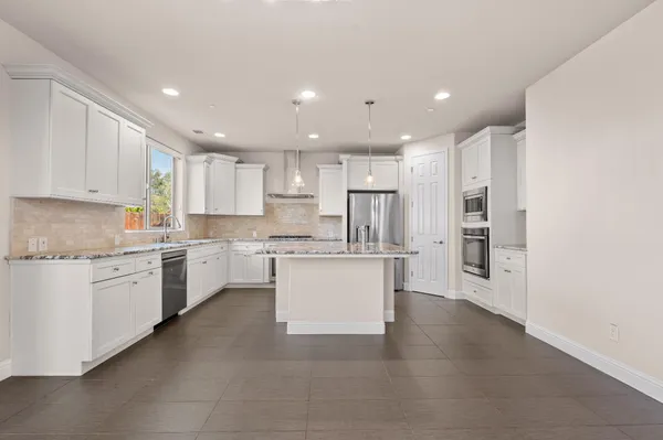 $949,900 | 1805 East Bella Rosa Avenue, Fresno, CA 93730