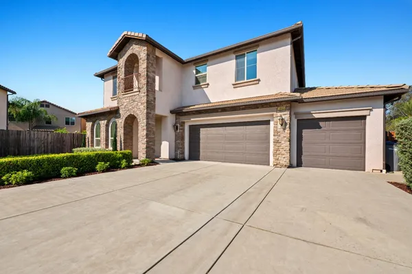 $949,900 | 1805 East Bella Rosa Avenue, Fresno, CA 93730
