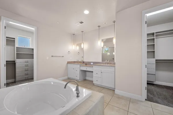$949,900 | 1805 East Bella Rosa Avenue, Fresno, CA 93730