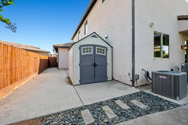$949,900 | 1805 East Bella Rosa Avenue, Fresno, CA 93730