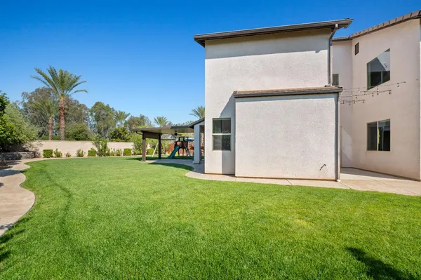 $949,900 | 1805 East Bella Rosa Avenue, Fresno, CA 93730