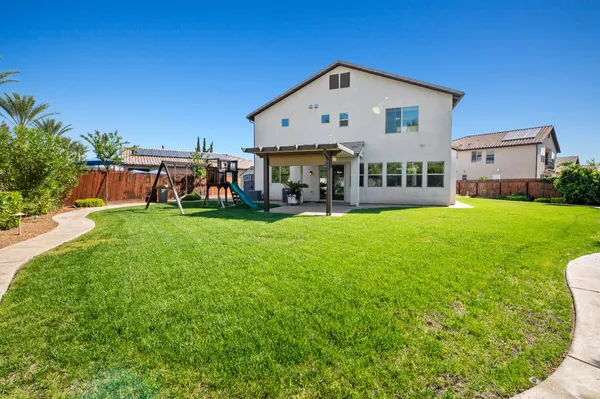 $949,900 | 1805 East Bella Rosa Avenue, Fresno, CA 93730