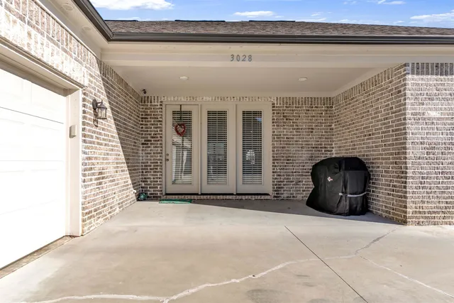 a view of entryway with a front door