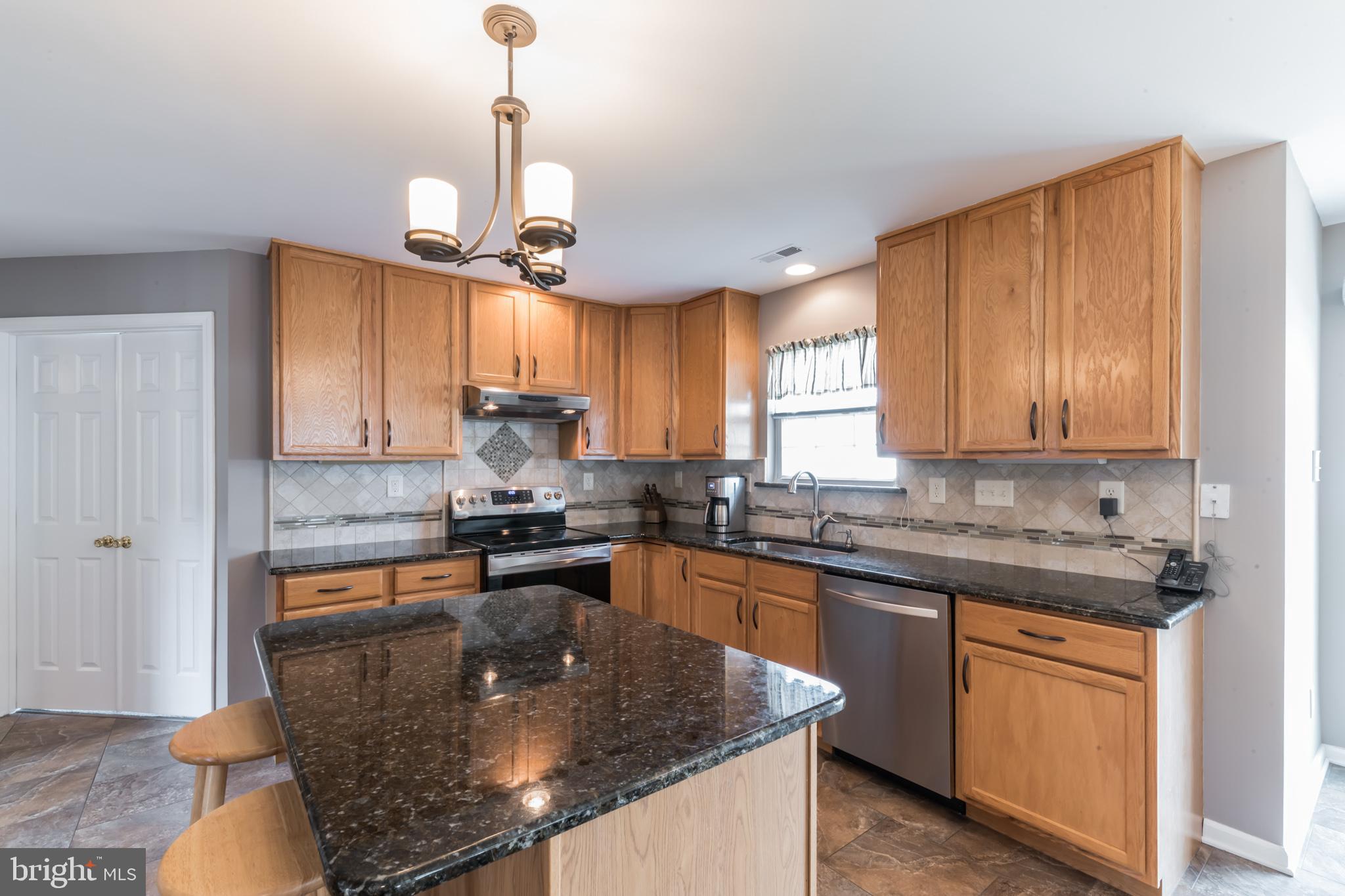 8 Lexington Park Road Sicklerville, NJ 08081 - Photo 13 of 33 Kitchen breakfast bar