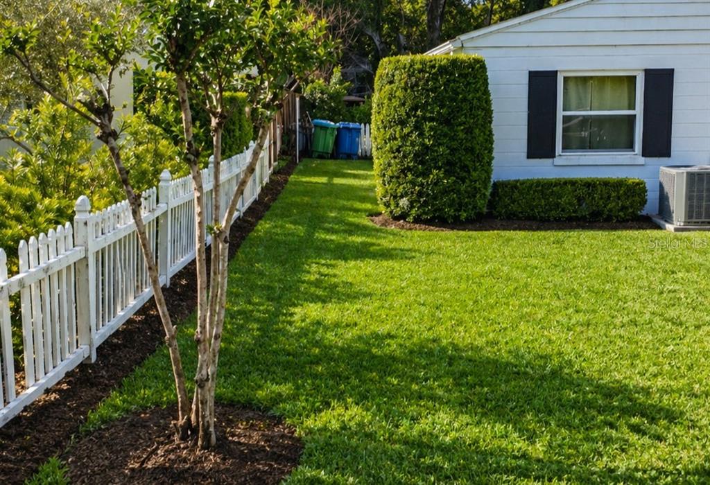 1900 Winter Park Road Winter Park, FL 32789 - Photo 4 of 22 a view of a garden in front of a house