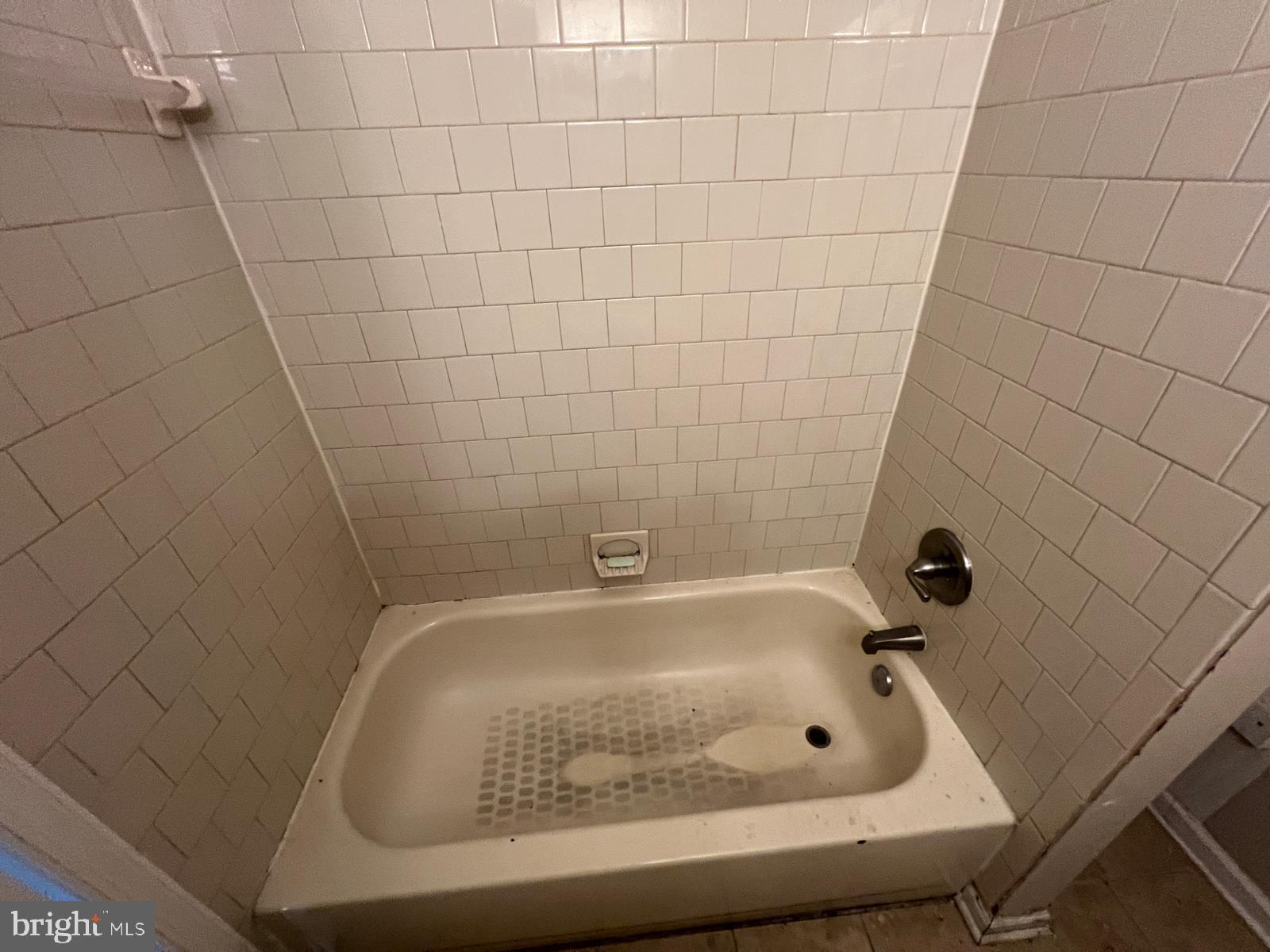 3907 Fairview Avenue Baltimore, MD 21216 - Photo 19 of 25 a bathroom with a bathtub