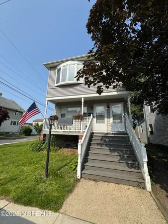 a view of a house with backyard