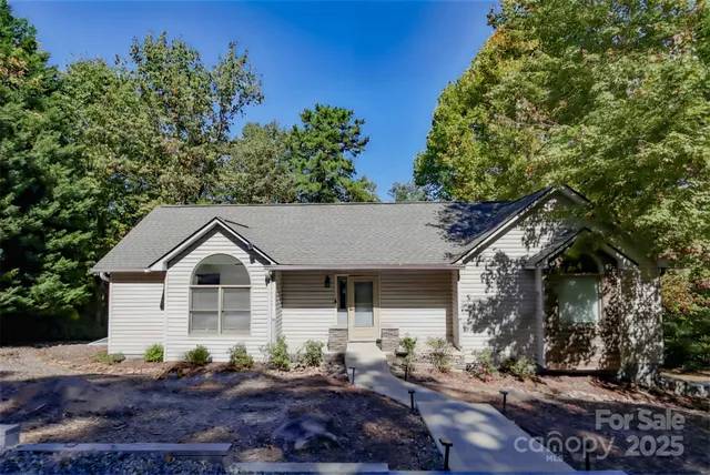 a view of house with a yard