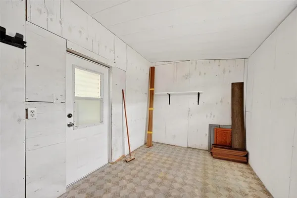 a view of yard with green space