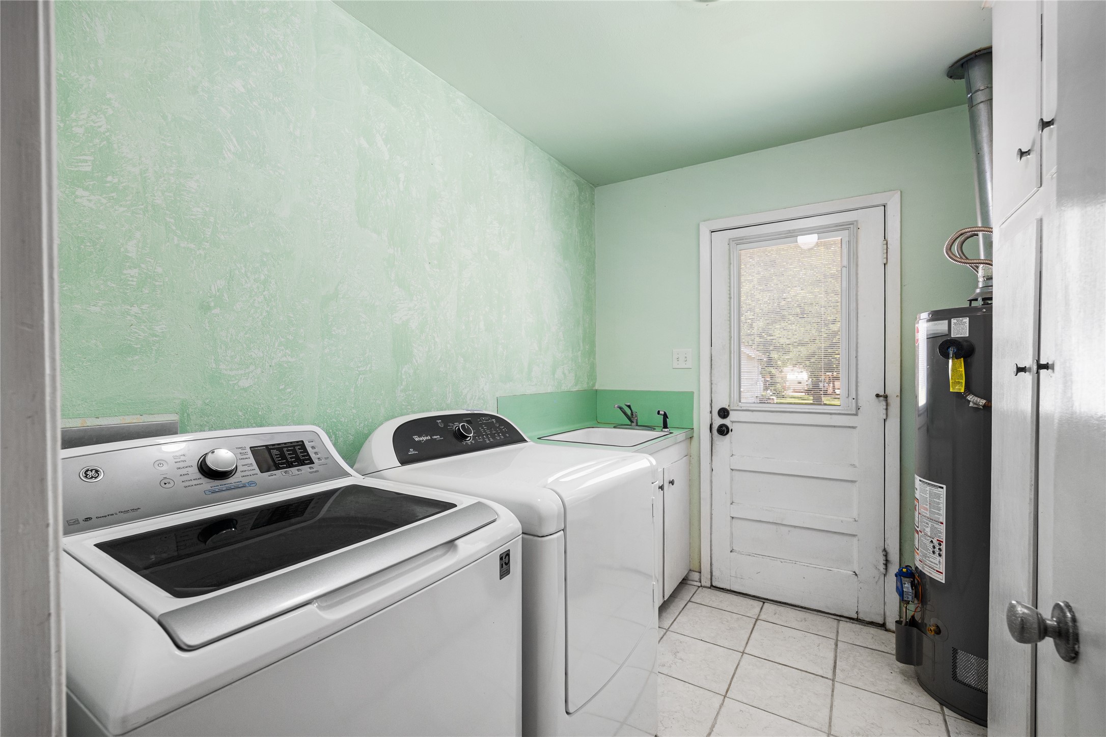 22902 Kobs Road Tomball, TX 77377 - Photo 29 of 47 main floor laundry