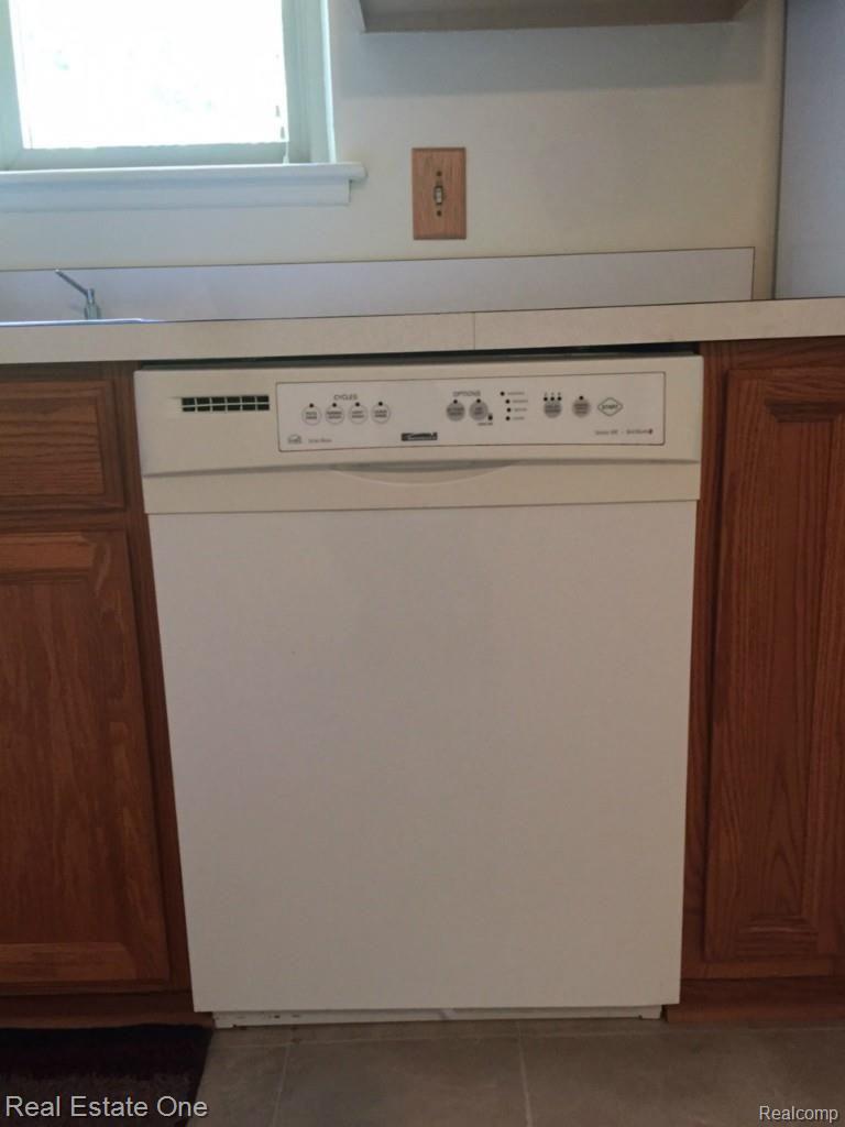 28029 West Nine Mile Road Farmington, MI 48336 - Photo 20 of 36 IMG_1674.jpg