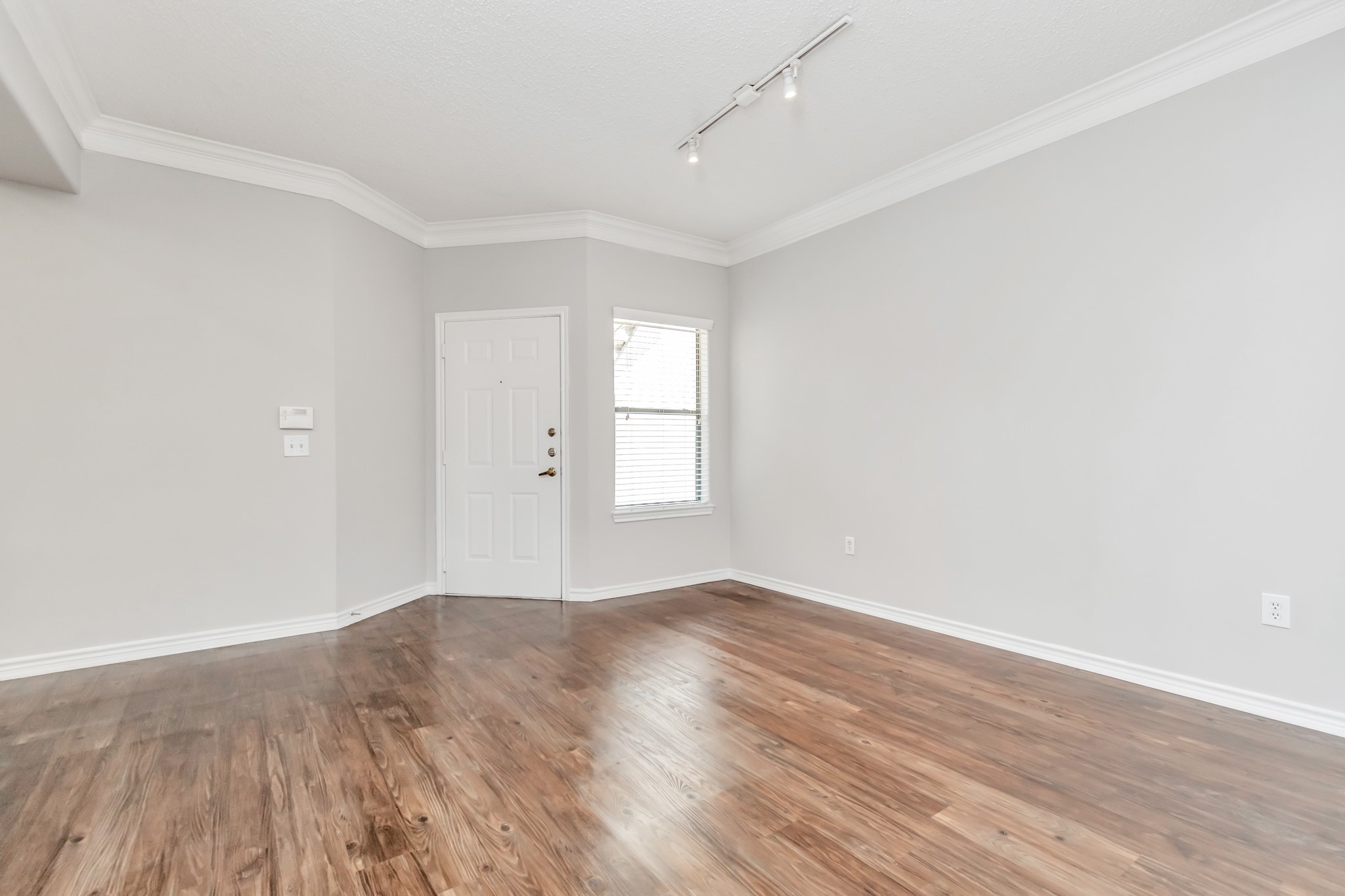 1600 Eldridge Parkway South, Unit 3205 Houston, TX 77077 - Photo 4 of 38 an empty room with wooden floor and windows