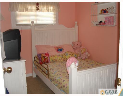 29 Cambridge Road Edison, NJ 08817 - Photo 6 of 10 a bedroom with a bed and tv