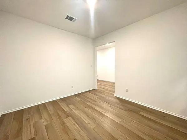 $2,300 | 433 Sebring Circle, Hutto, TX 78634