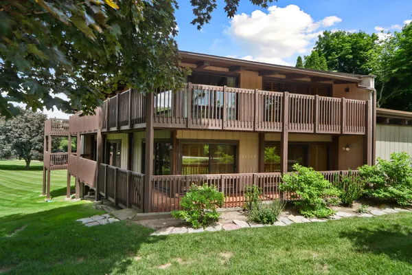 $629,000 | 910 Windsor Court, Unit KK1, Fontana, WI 53125