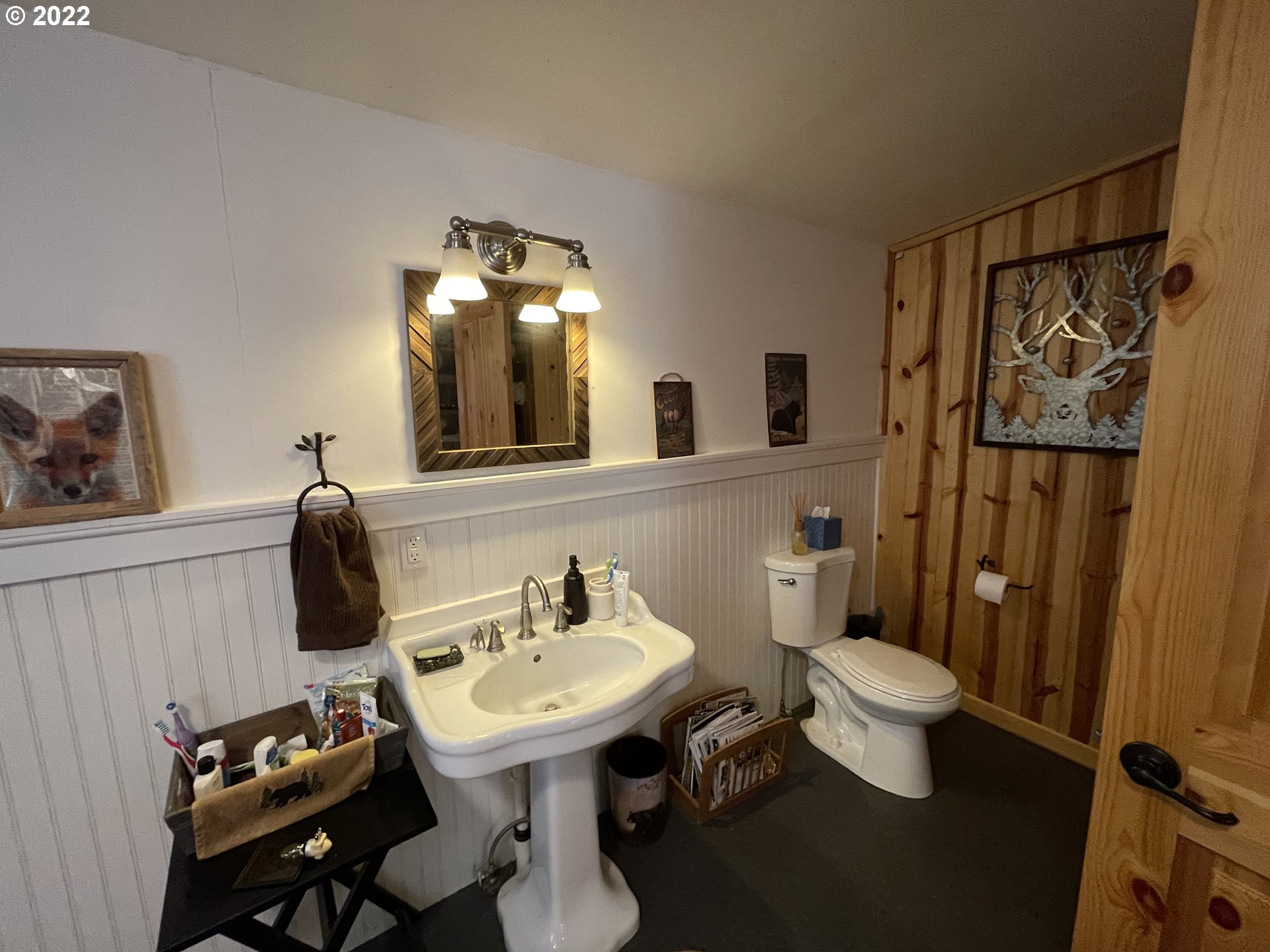 81 Soda Springs Road Goldendale, WA 98620 - Photo 20 of 31 a bathroom with a sink toilet and shower