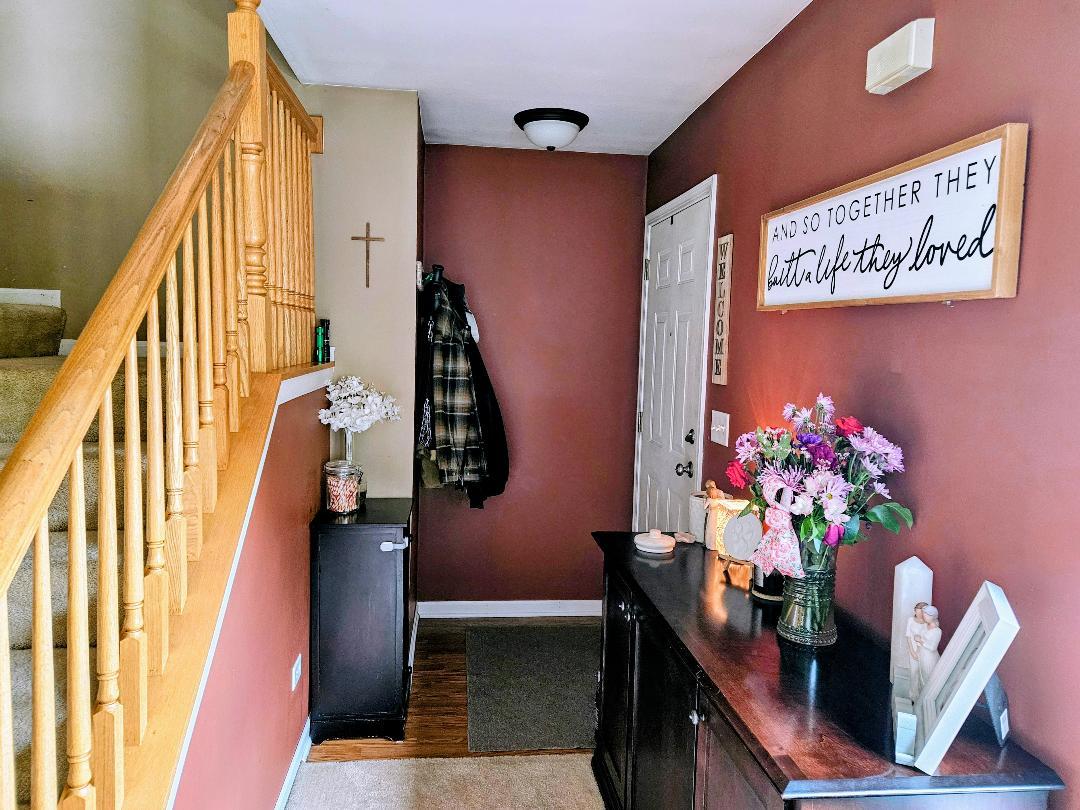 25159 Faraday Road Manhattan, IL 60442 - Photo 7 of 28 a view of hallway with furniture and flowers