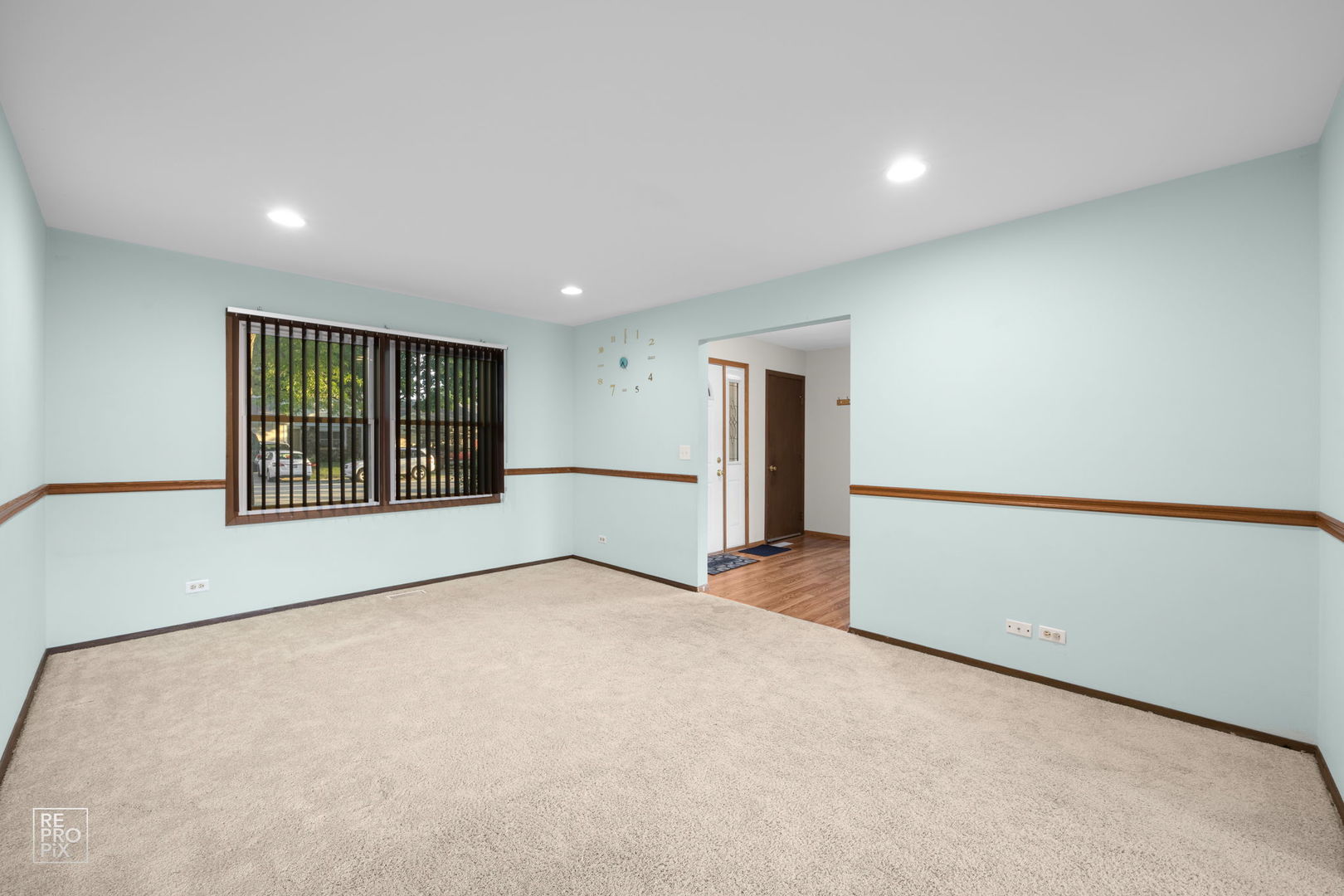 1091 Colony Lake Drive Hoffman Estates, IL 60169 - Photo 3 of 15