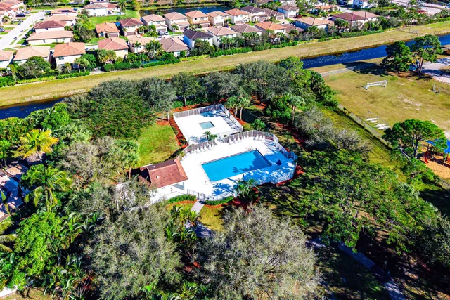 a view of a houses with yard