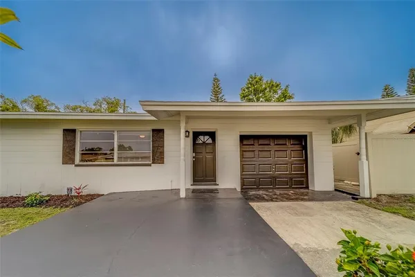 $2,700 | 11424 79th Avenue, Seminole, FL 33772