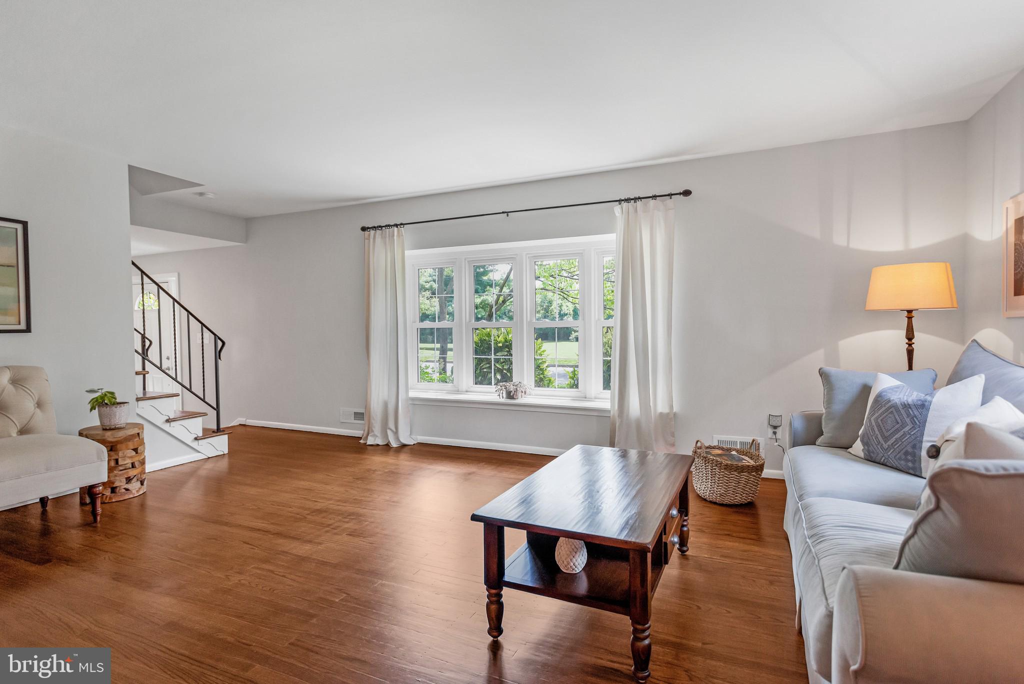 318 Bortons Mill Road Cherry Hill, NJ 08034 - Photo 4 of 30 Living room