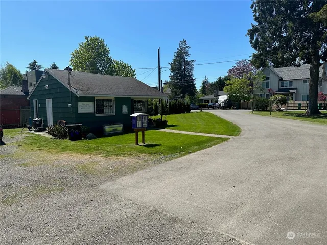 a view of a house with backyard and garden