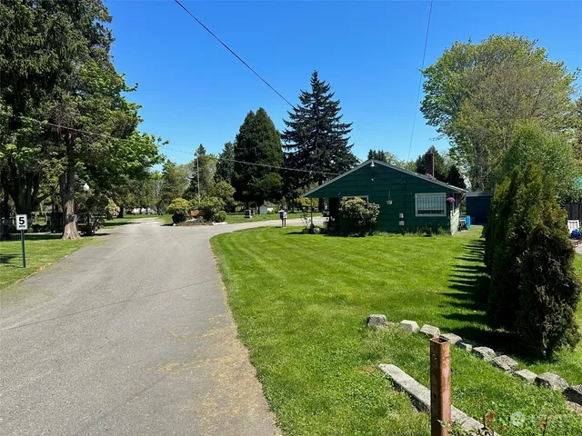 a black and white photo of a living room