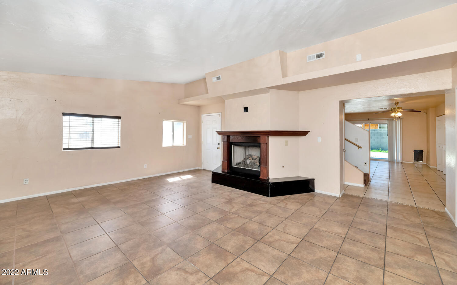 2952 East Escuda Road Phoenix, AZ 85050 - Photo 11 of 25 2952 E Escuda Rd-large-006-022-2952 E Es
