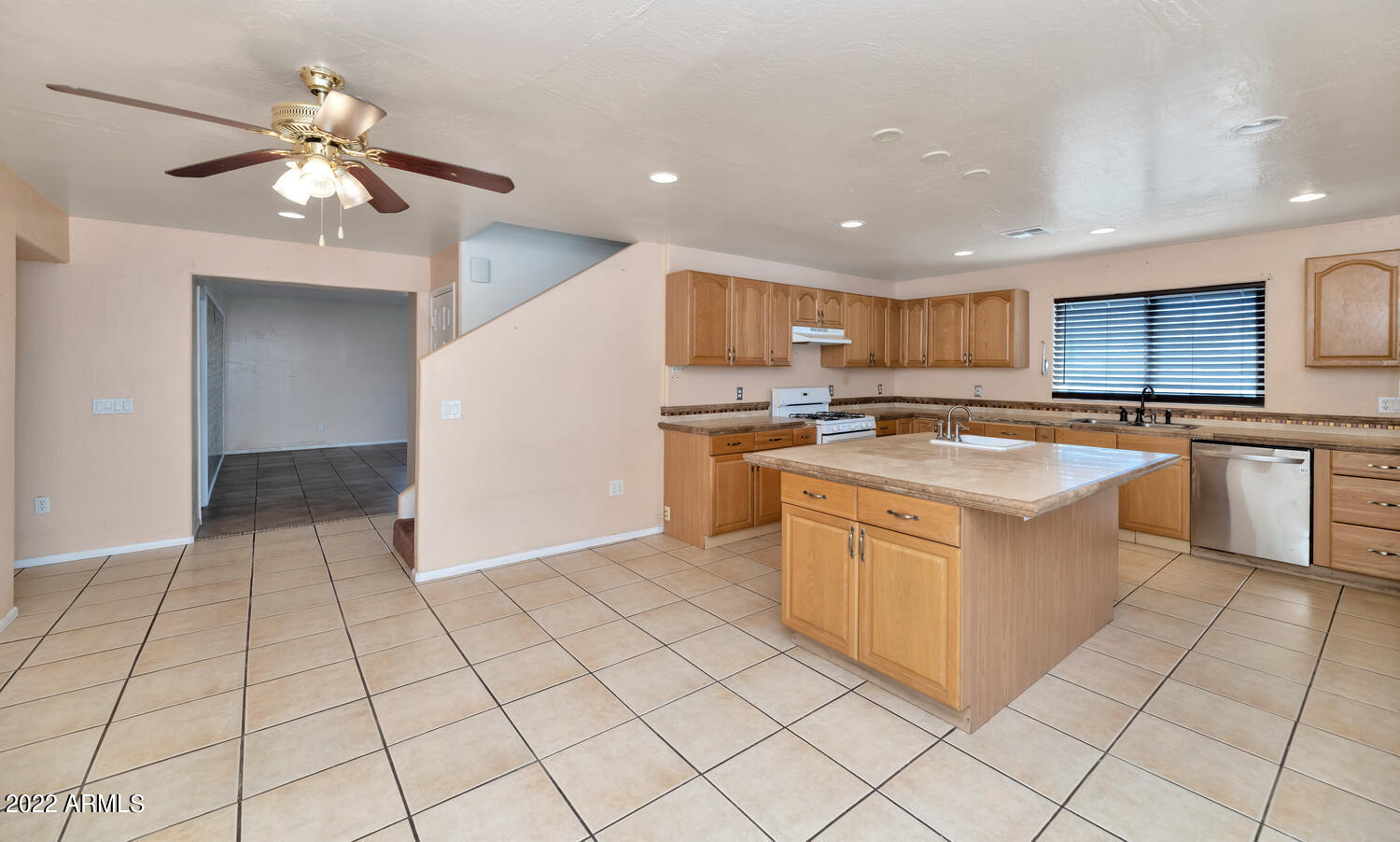 2952 East Escuda Road Phoenix, AZ 85050 - Photo 12 of 25 2952 E Escuda Rd-large-008-008-2952 E Es