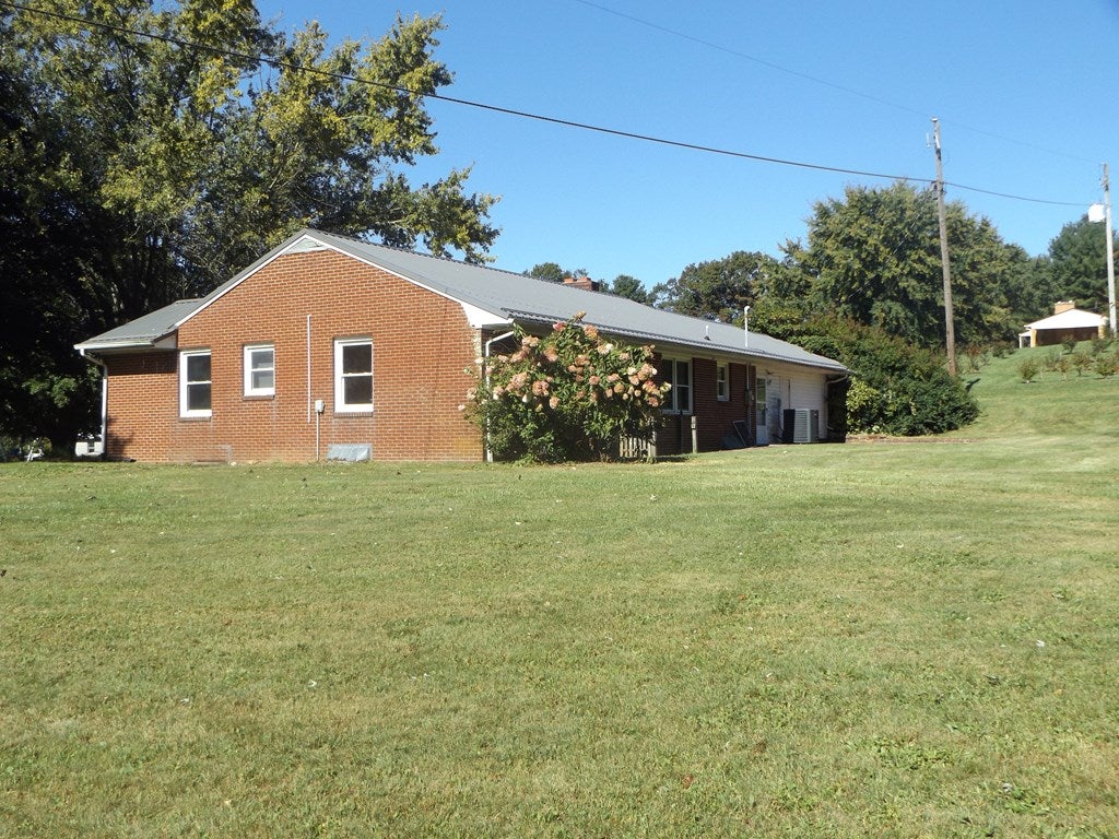 134 Reedside Drive Fancy Gap, VA 24328 - Photo 18 of 25 Gallery Image 18
