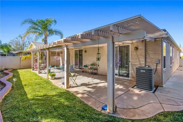 a view of a house with backyard