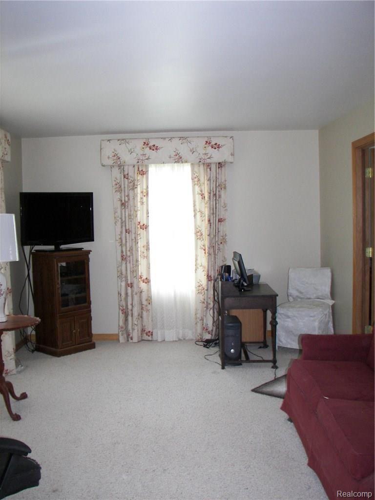 2756 Fisk Road Howell, MI 48843 - Photo 14 of 29 Sitting room in first floor suite.