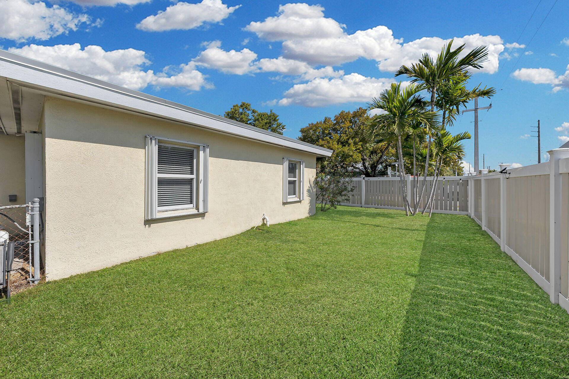 1440 17th Street Key West, FL 33040 - Photo 21 of 37 a house view with a garden space