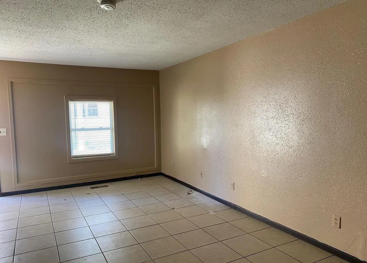 536 10th Avenue South Clinton, IA 52732 - Photo 2 of 7 a view of an empty room with a window