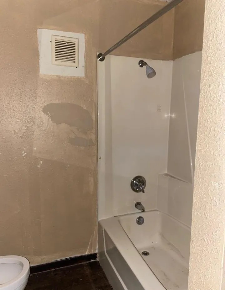536 10th Avenue South Clinton, IA 52732 - Photo 7 of 7 a bathroom with a bathtub