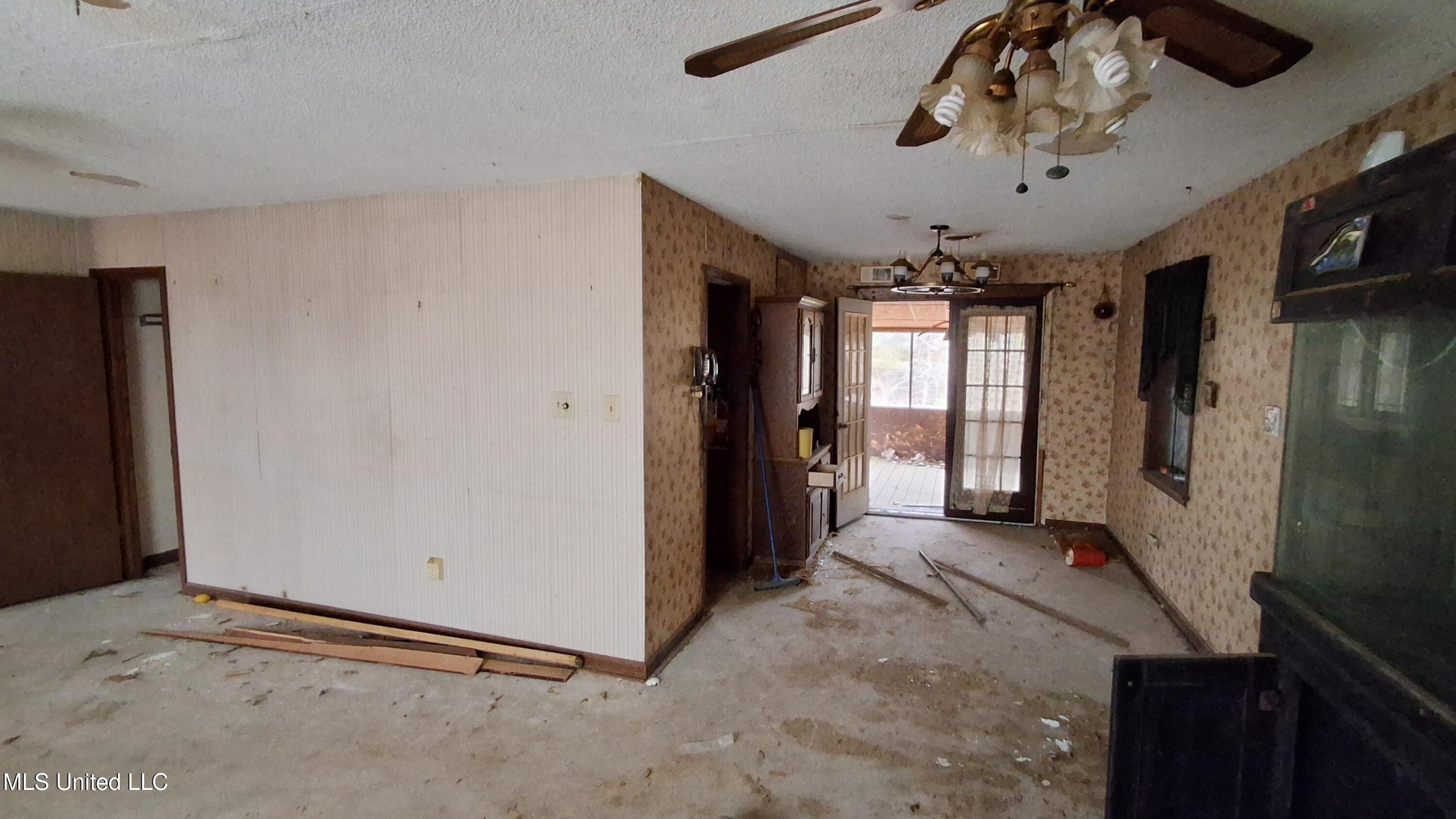 877 South Red Banks Road Holly Springs, MS 38635 - Photo 20 of 40 Great Room & Dining Area