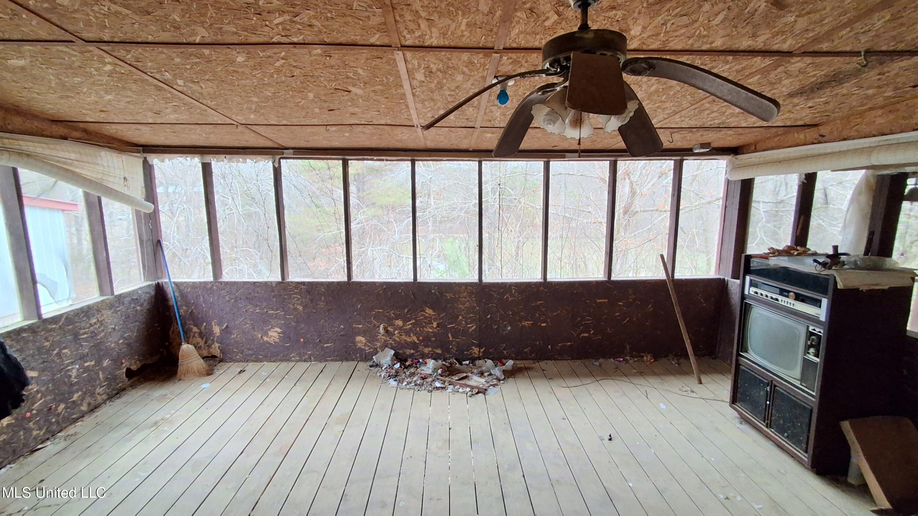 877 South Red Banks Road Holly Springs, MS 38635 - Photo 27 of 40 Screened Back Deck
