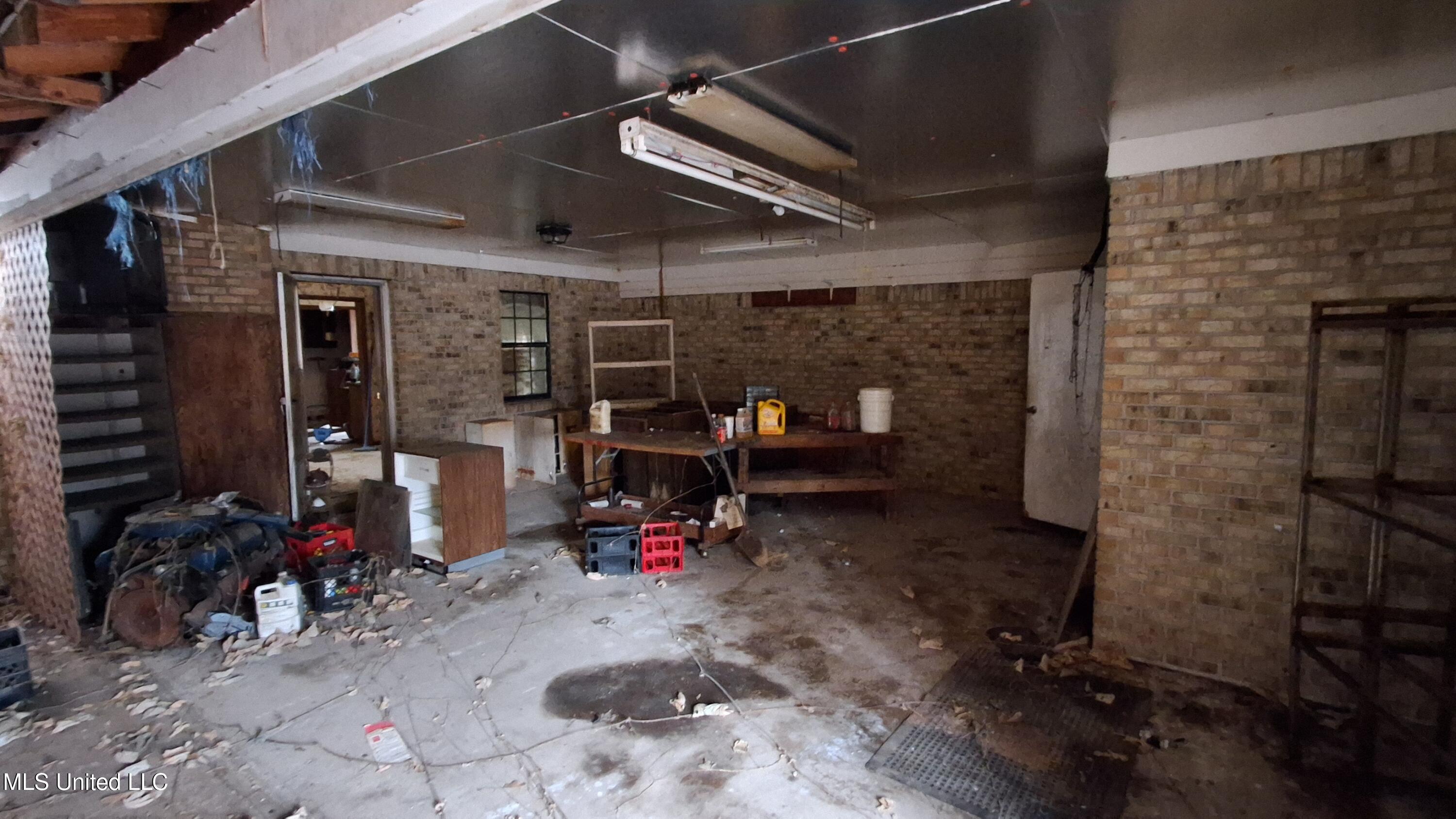 877 South Red Banks Road Holly Springs, MS 38635 - Photo 33 of 40 Garage