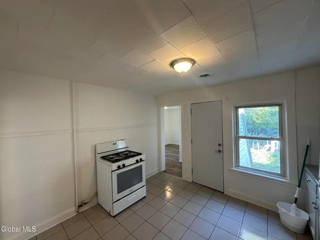 $1,600 | 47 Pine Street, Unit 2, Rensselaer, NY 12144