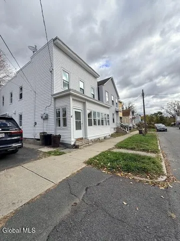 $1,600 | 47 Pine Street, Unit 2, Rensselaer, NY 12144