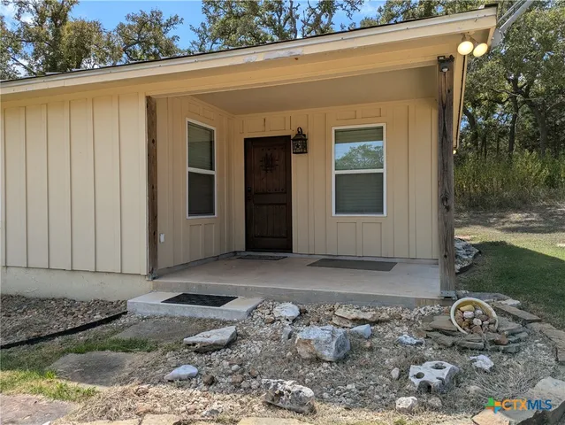 a view of a small house with yard